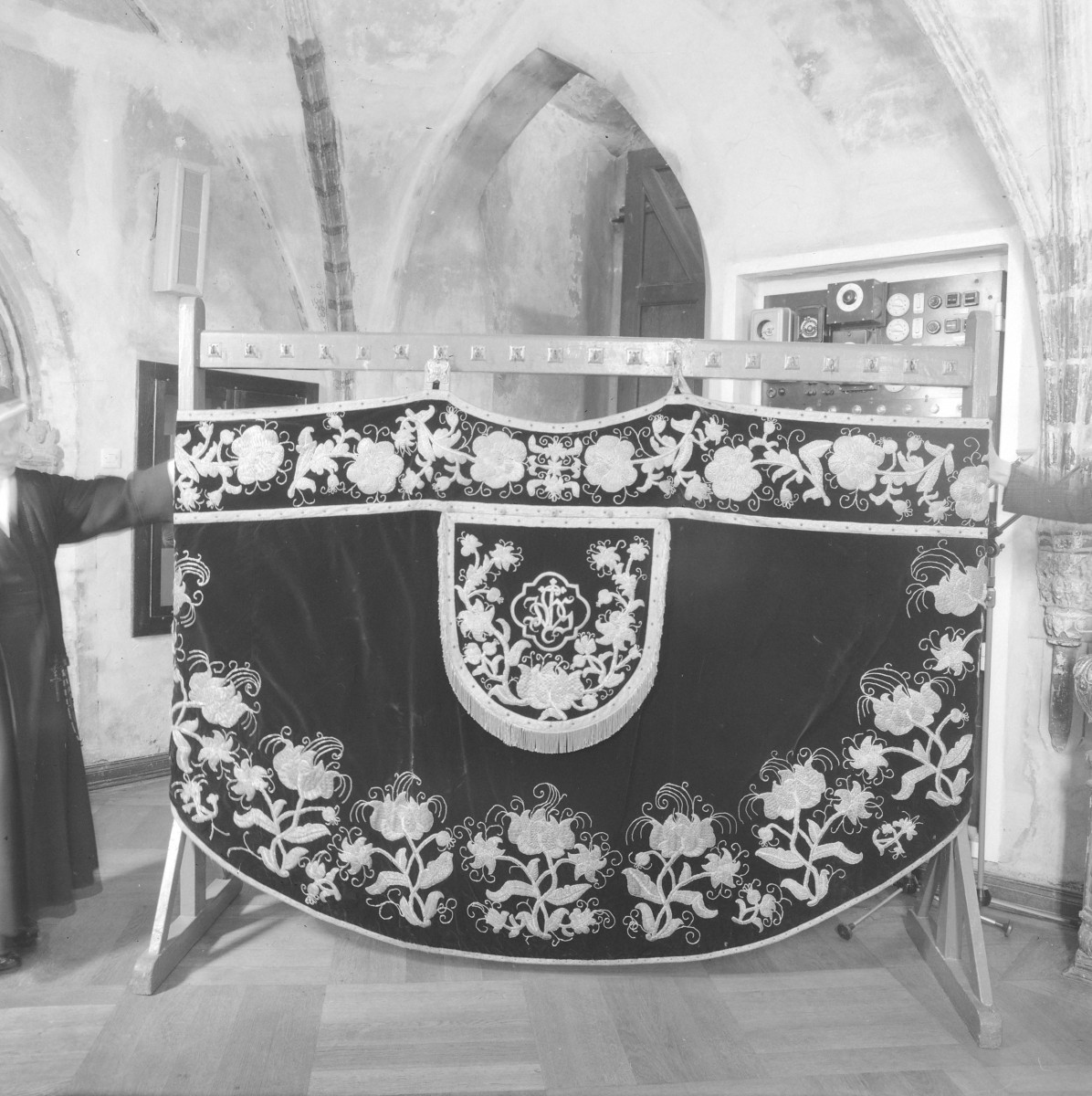 kościół pw. Wniebowzięcia Najświętszej Maryi Panny - zbiory - kapa /haft/ z XVIII w., skan 1