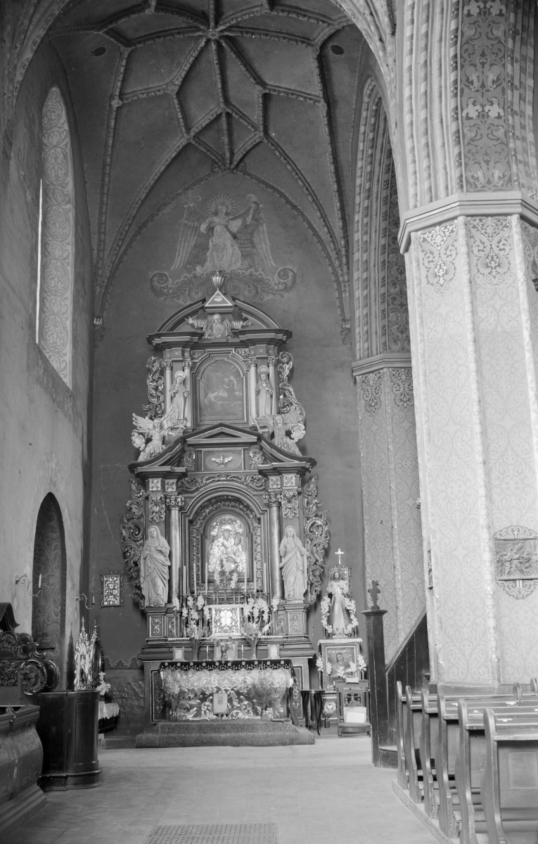 Katedra św. Marcina i Mikołaja - nawa boczna północna z ołtarzem Matki Bożej Szkaplerzna, skan 1