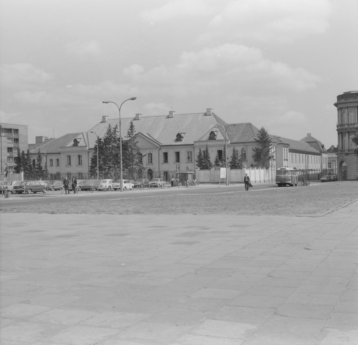 Pałac Potockich - widok ogólny od strony ulicy, skan 1
