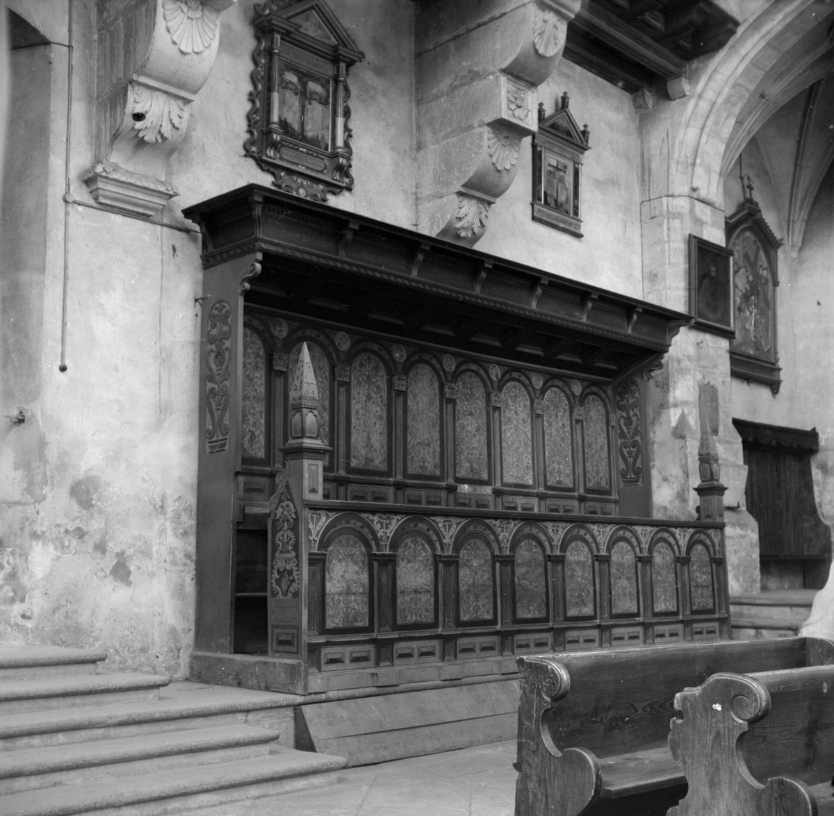 kolegiata Bożego Ciała - wnętrze, stalle w nawie, konsole, skan 1