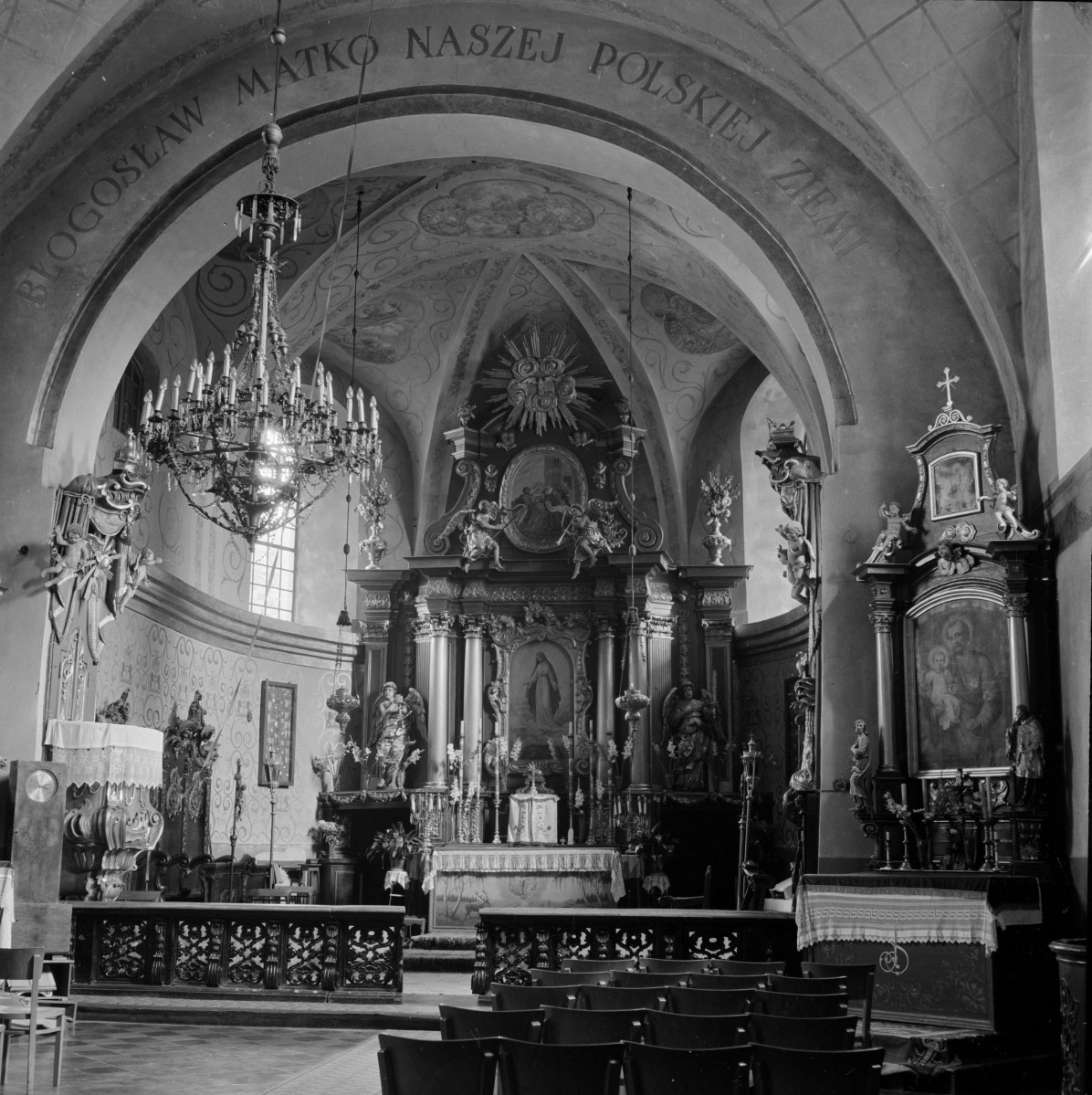 kościół pw. Nawiedzenia Matki Boskiej - wnętrze: ołtarz główny, prezbiterium, skan 1