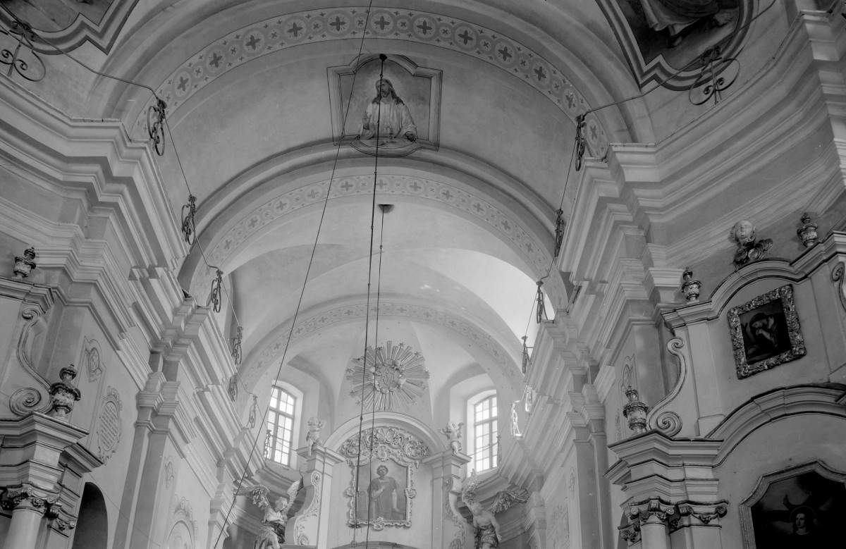 Kościół parafialny pw. NPNMP - wnętrze: sklepienie nawy i prezbiterium, skan 1