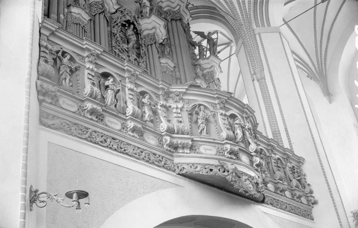 Kościół św. Mikołaja - fragment empory i prospektu organowego., skan 1