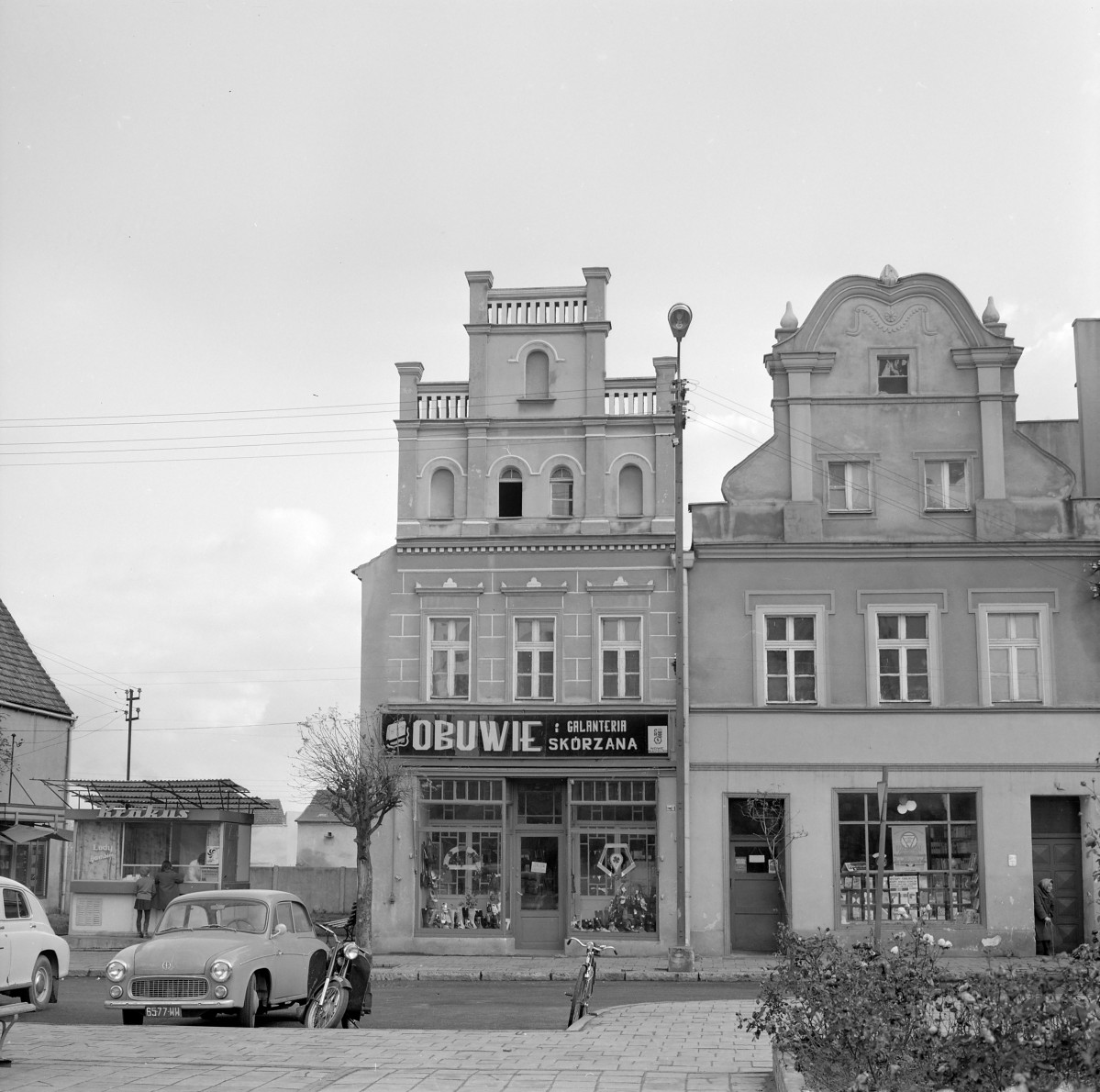 Pierzeja. Elewacje frontowe. klasycyzm i barok. Attyki na szczytach kamienic., skan 1
