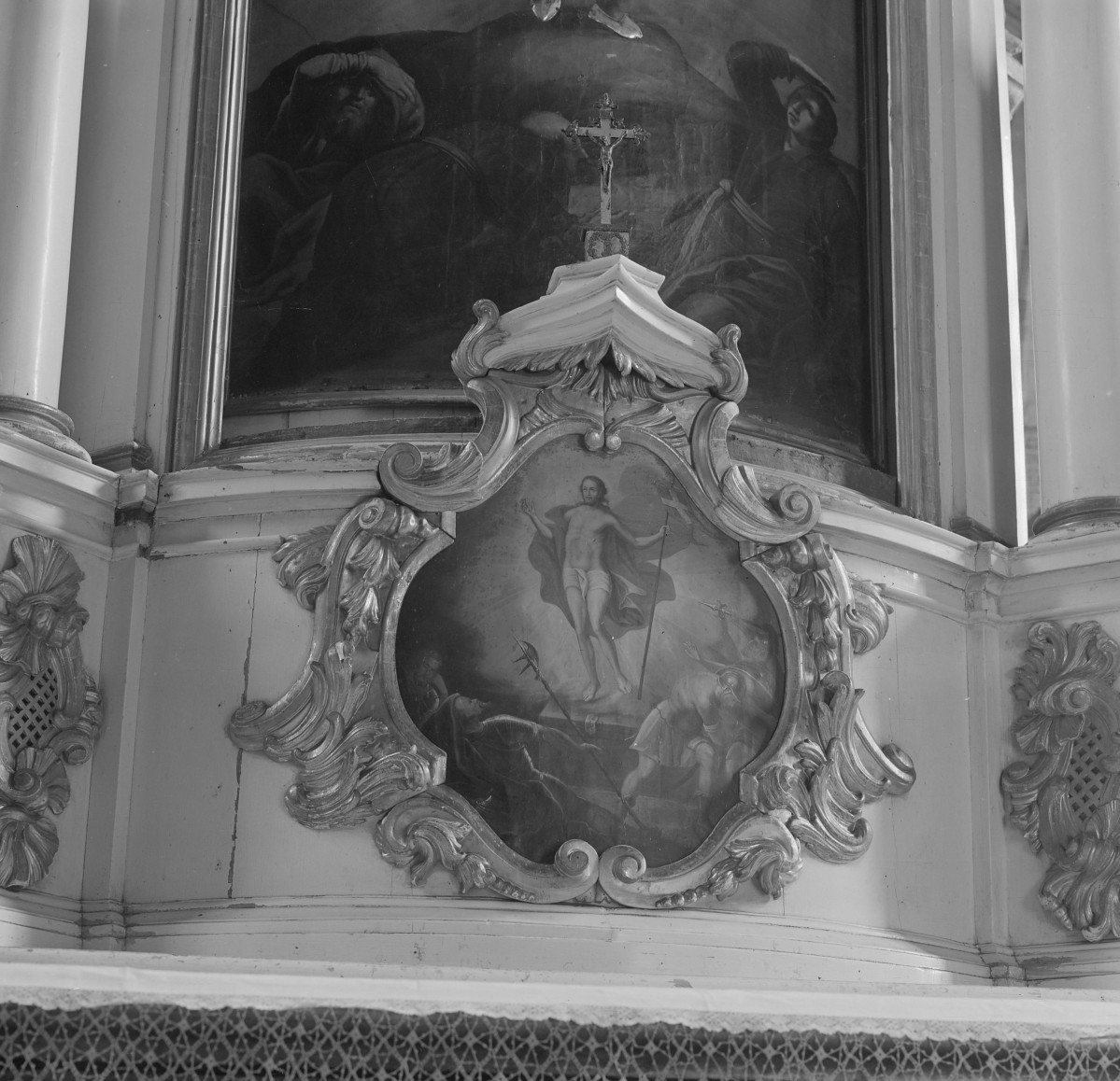 kościół pw. Wniebowzięcia Najświętszej Maryi Panny - wnętrze - nawa gółwna - ołtarz boczny - zwieźczenie - obraz Zmartwychwstanie, skan 1