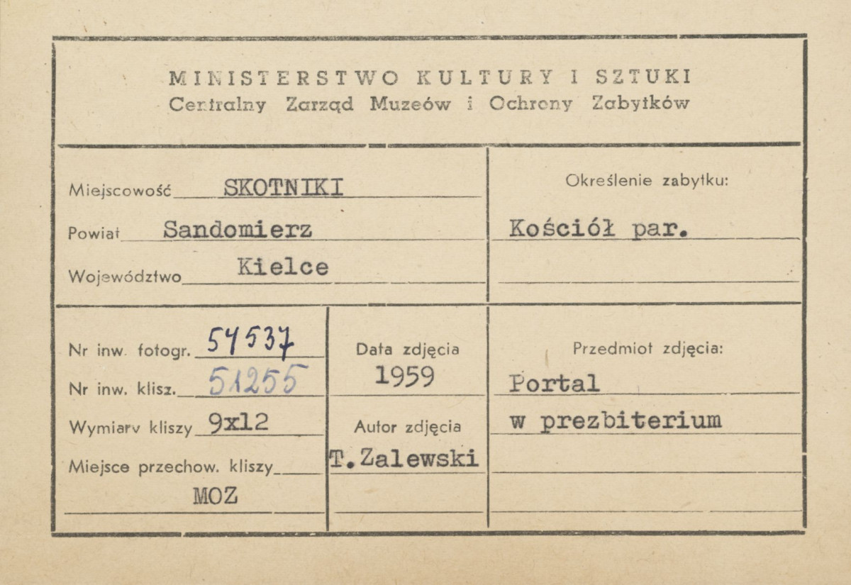Kościół parafialny - widok na portal z prezbiterium do zakrystii - metryczka, skan 1