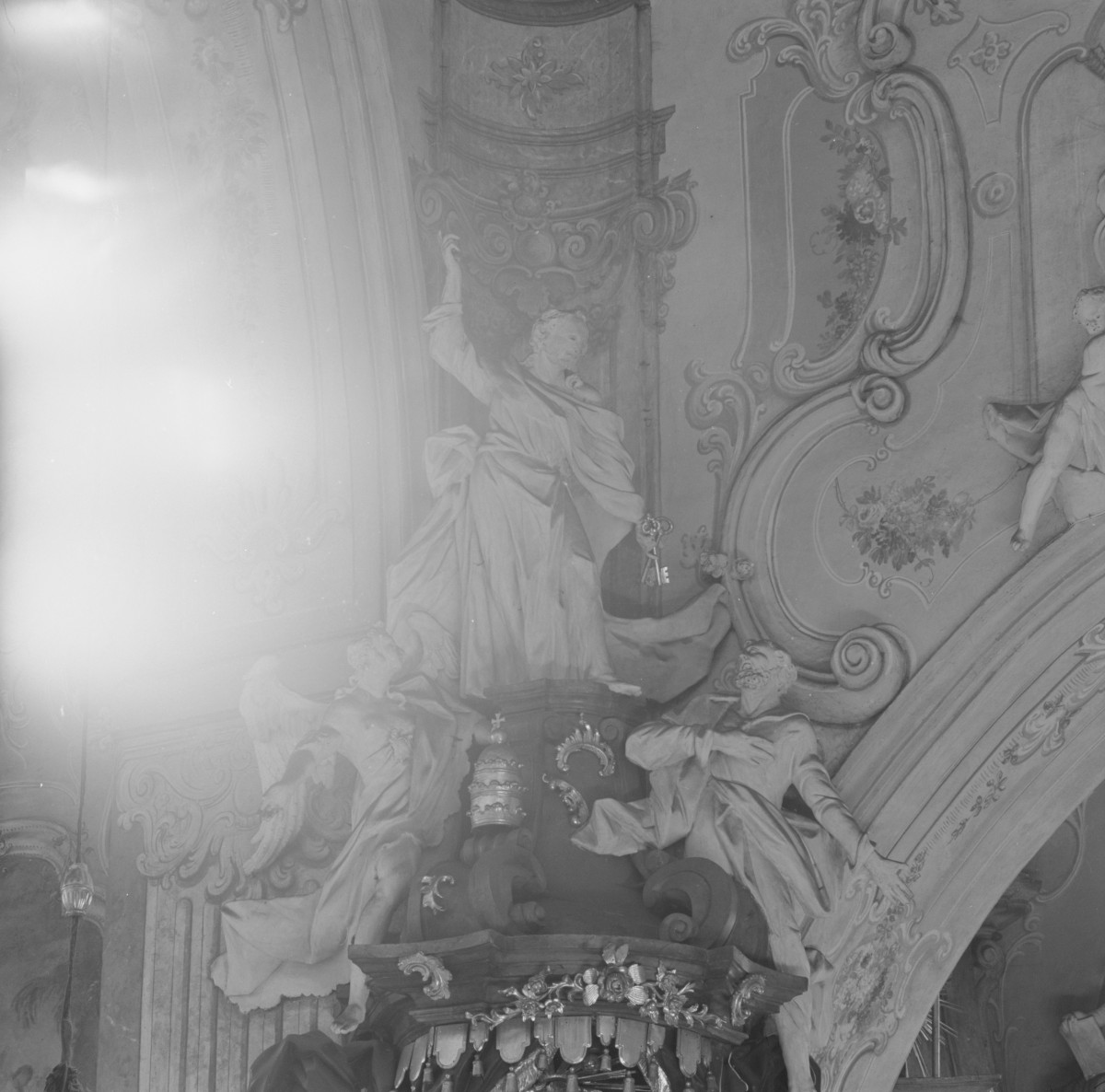 kościół pw. św. Bartłomieja - wnętrze - nawa główna - prezbiterium - ambona - fragment, skan 1