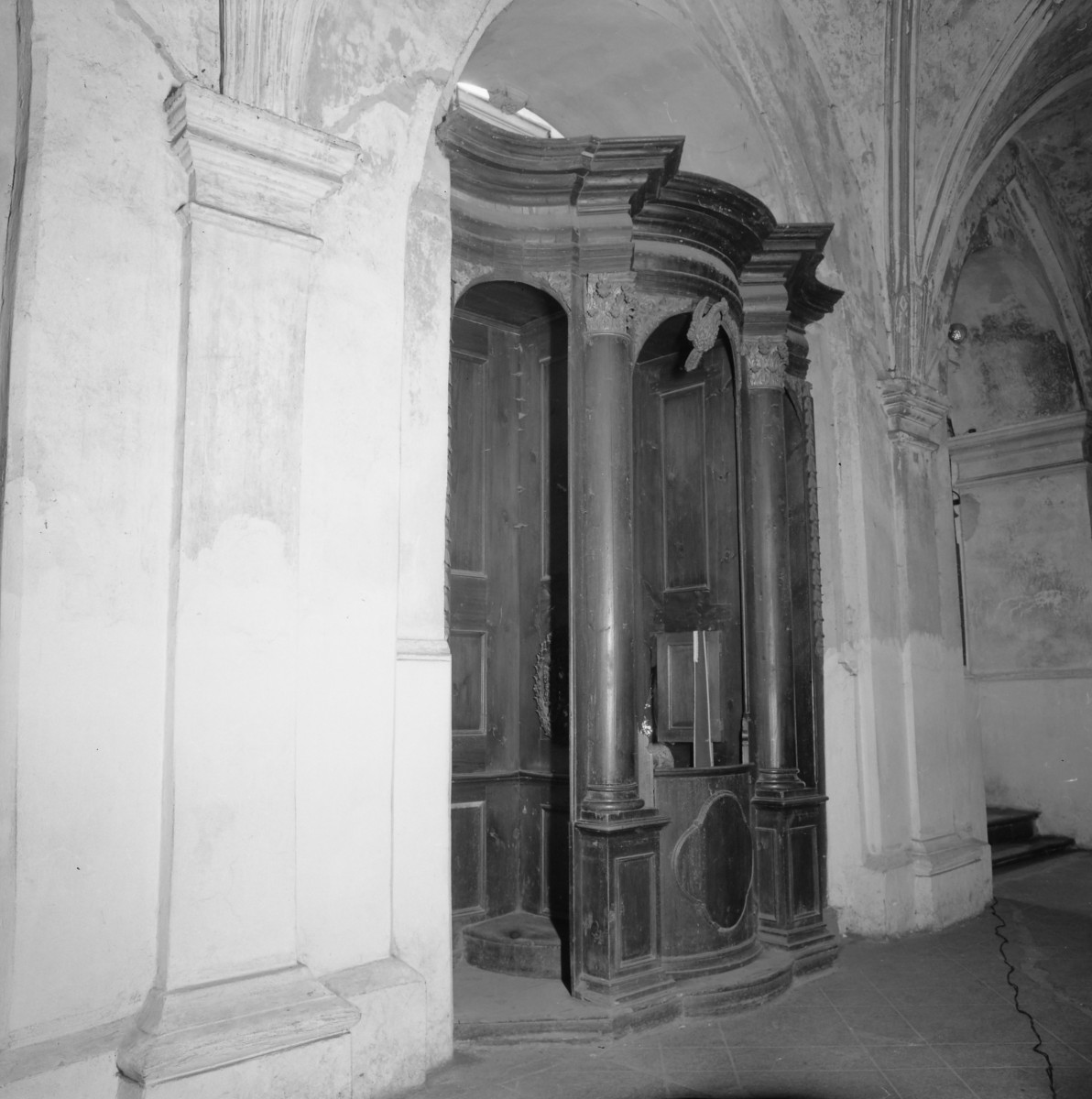 Bazyliki Wniebowzięcia NMP - wnętrze: konfesjonał, pilastry, służki, skan 1