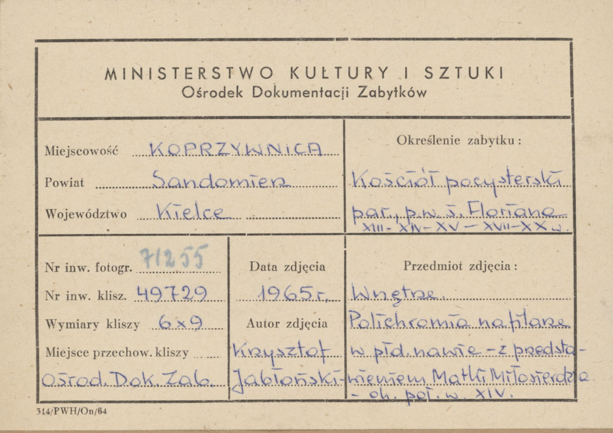 Zespół klasztorny - kościół, wnętrze,  fragment malowidła ściennego na filarze w nawie bocznej - metryczka, skan 1