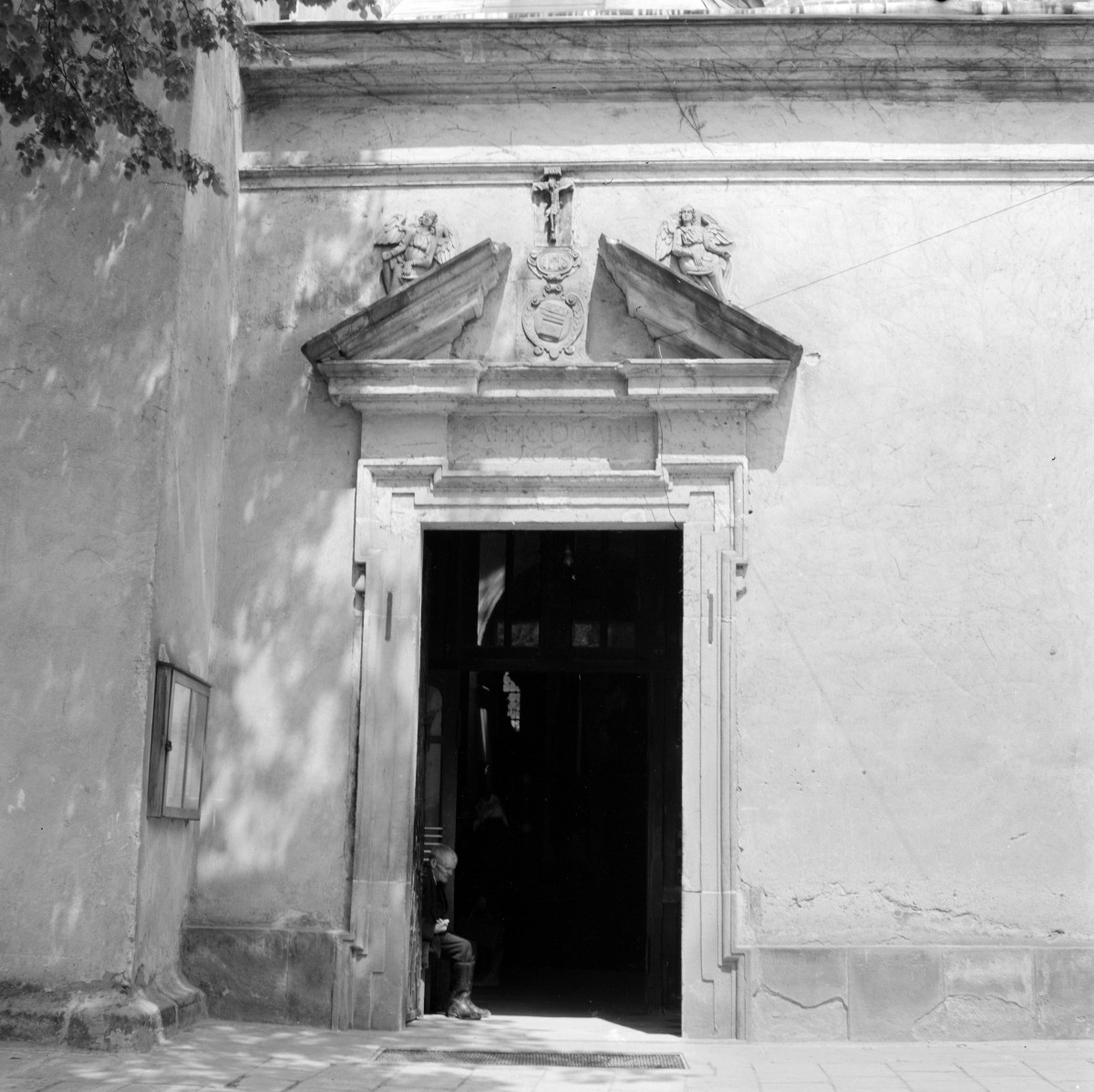 kościół Świętej Trójcy - portal w kruchcie, skan 1