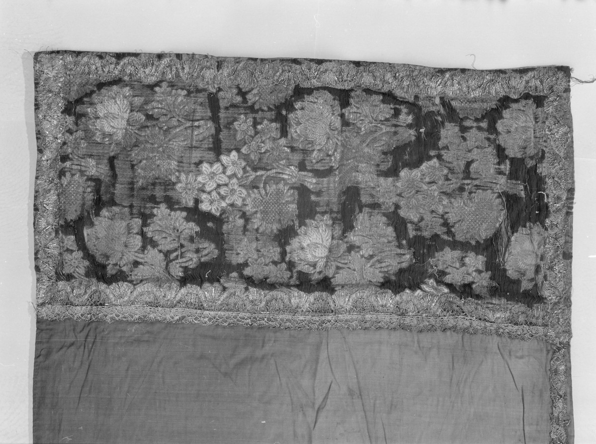 klasztor Benedyktynek - zbiory - materiał z haftem - fragment, skan 1