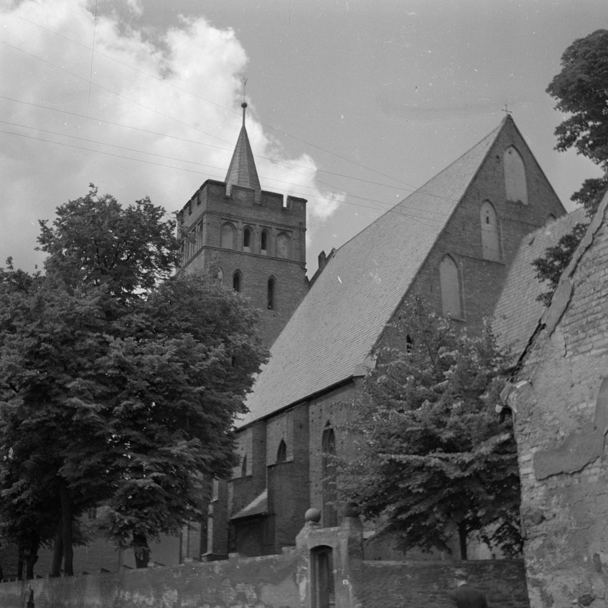 kościół parafialny pw. św. Katarzyny, XIII-XIV w. - fragment elewacji południowej i wieża, skan 1