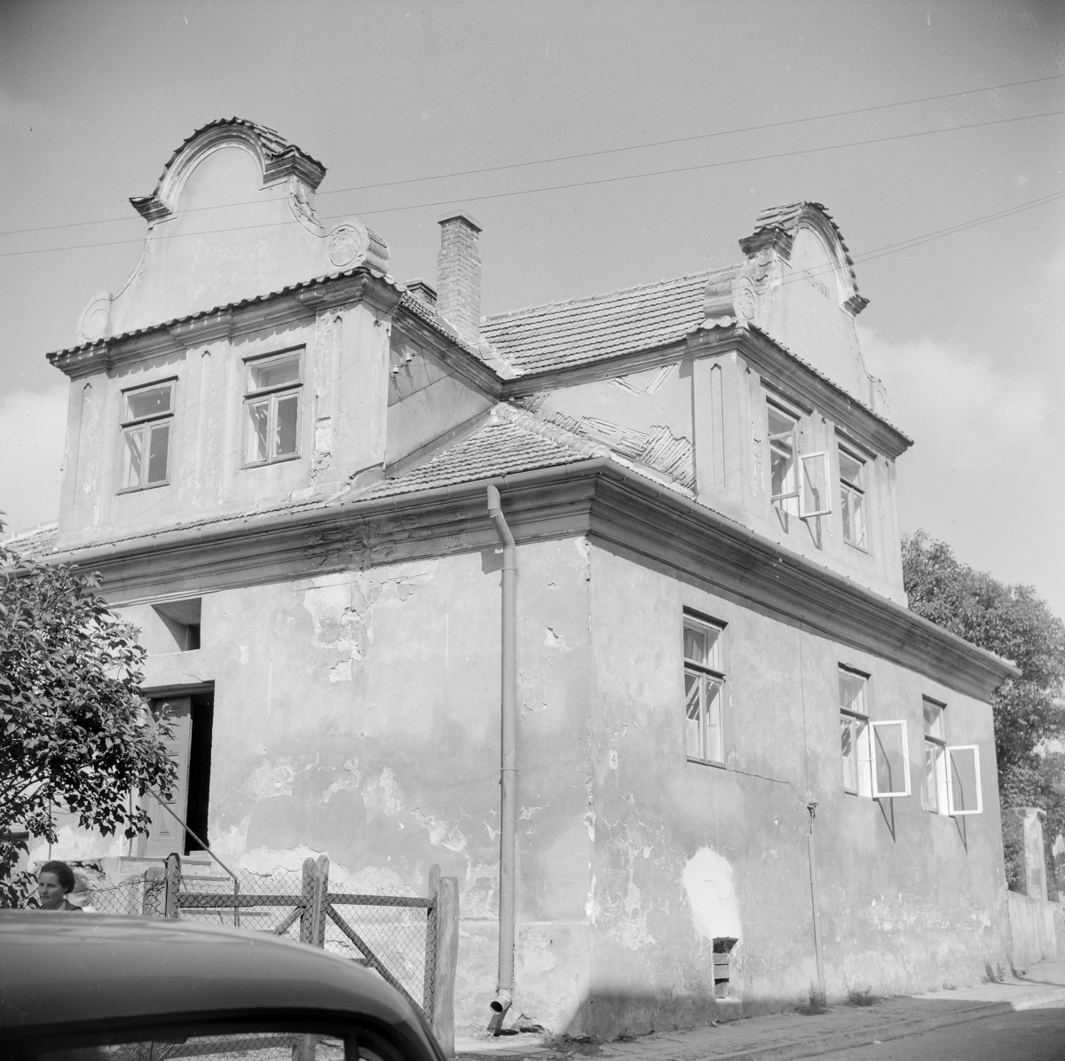 kanonia, tzw. Biret, dawna ul. 1 Maja 4 - widok ogólny, skan 1