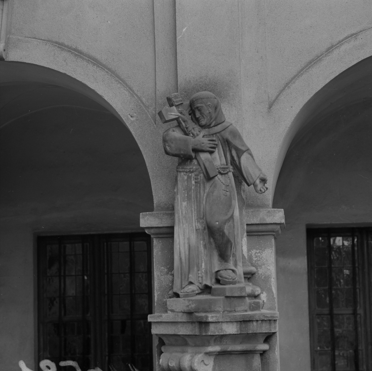 kościół św. Józefa - krużganki: figura św. Franciszka przy filarze, skan 1