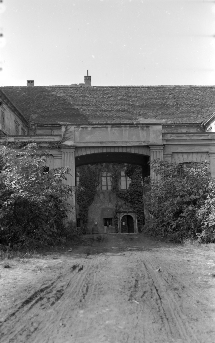 Zamek Oppersdorffów - dziedziniec, wjazd, skan 1