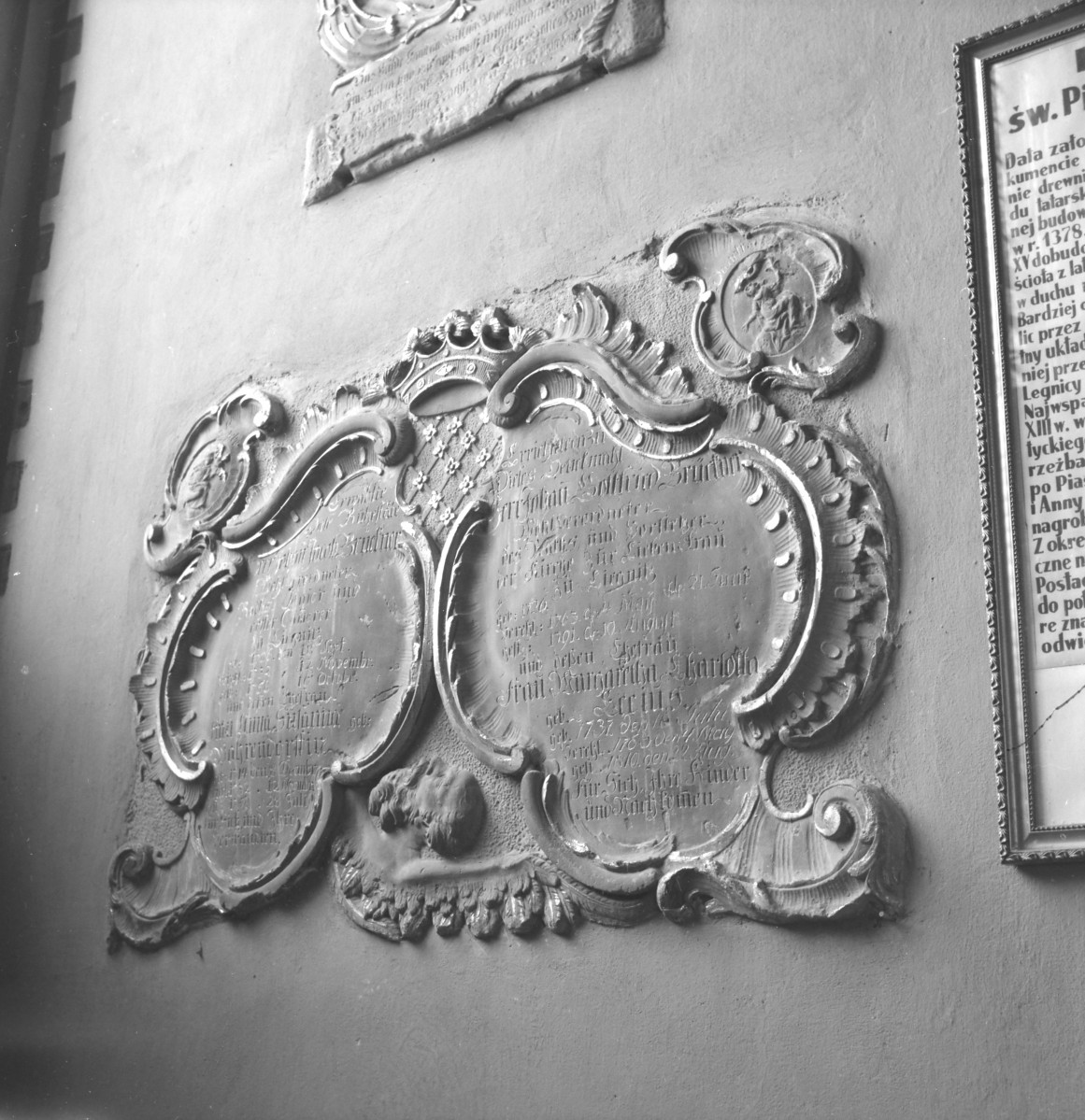 Katedra św. Apostołów Piotra i Pawła - wnętrze: epitafium w kaplicy, skan 1