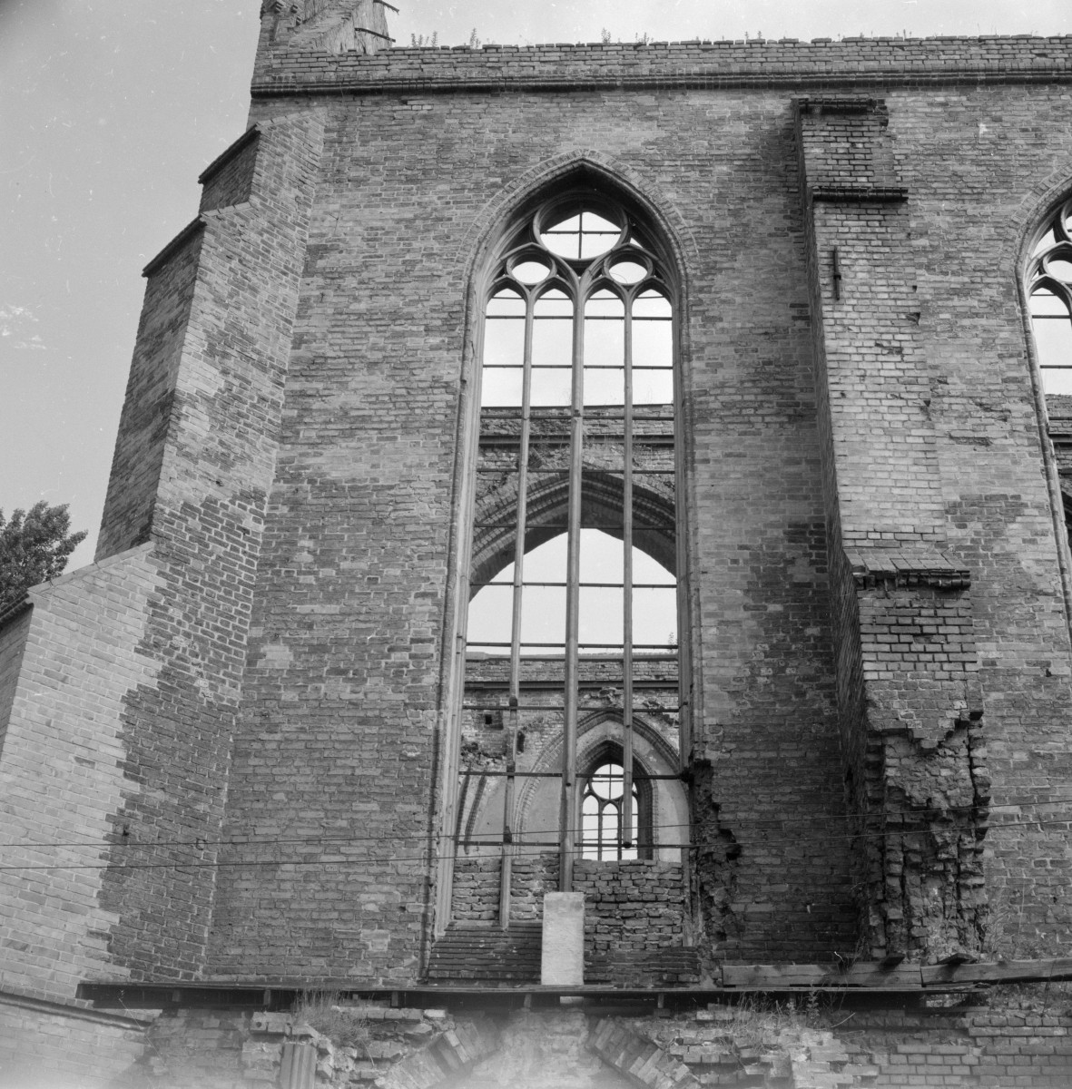 zespół klasztorny dominikanów, kościół pw. Najświętszej Marii Panny, obecnie galeria sztuki EL - elewacja południowa, prezbiterium, okno i szkarpy, skan 1