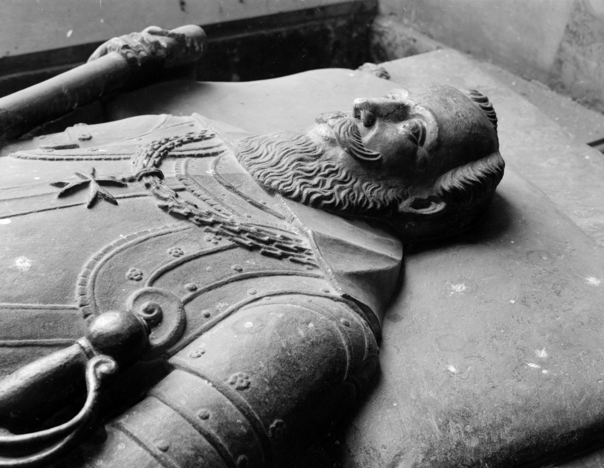 mauzoleum Piastów Świdnickich - wnętrze: sarkofag - fragment - postać zmarłego, skan 1