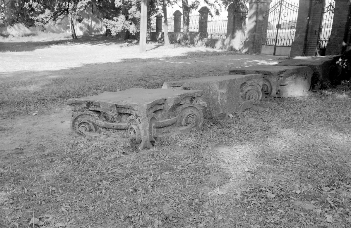 Kościół św. Stanisława Biskupa i św. Tomasza Apostoła - teren kościoła: głowice jońskie na cmentarzu przykościelnym, skan 1