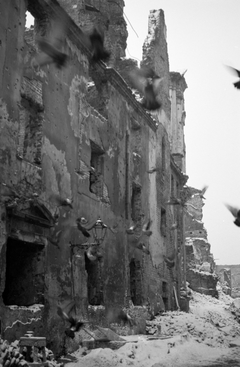 Zniszczony kościół pw. św. Marcina. Ruiny elewacji frontowej. Ulica z gruzowiskiem., skan 1