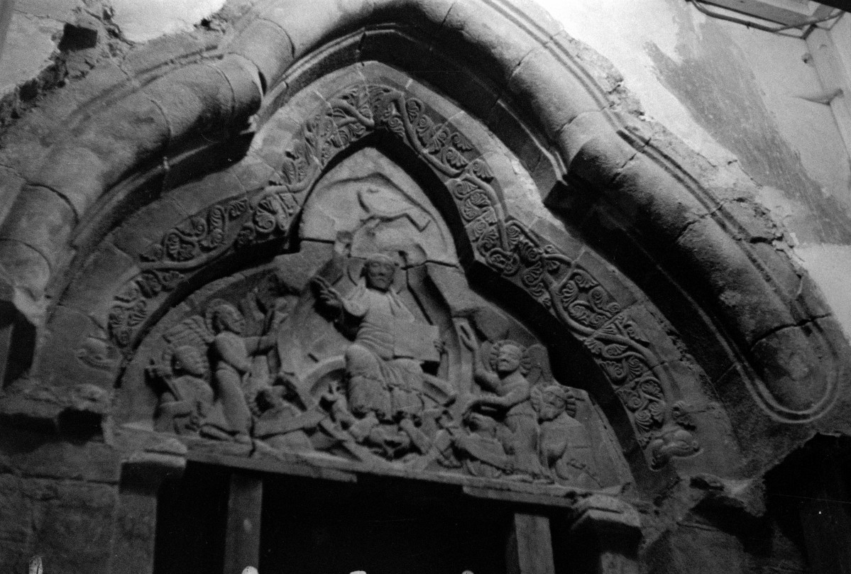 kościół św. Trójcy - boczny portal, tympanon, skan 1