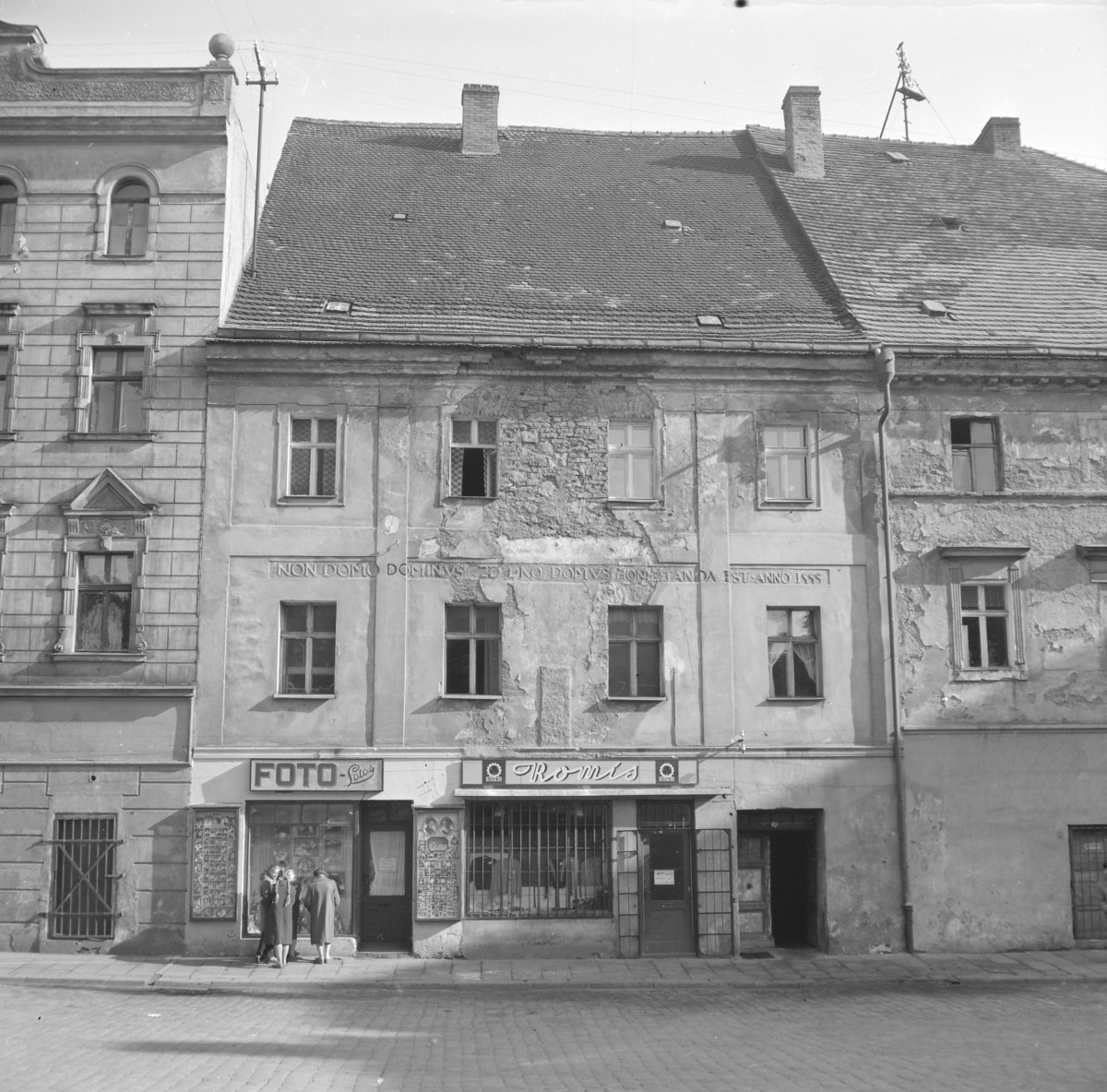 rynek miejski - fragment pierzei południowo - wschodniej - kamienica /nie istnieje/, skan 1