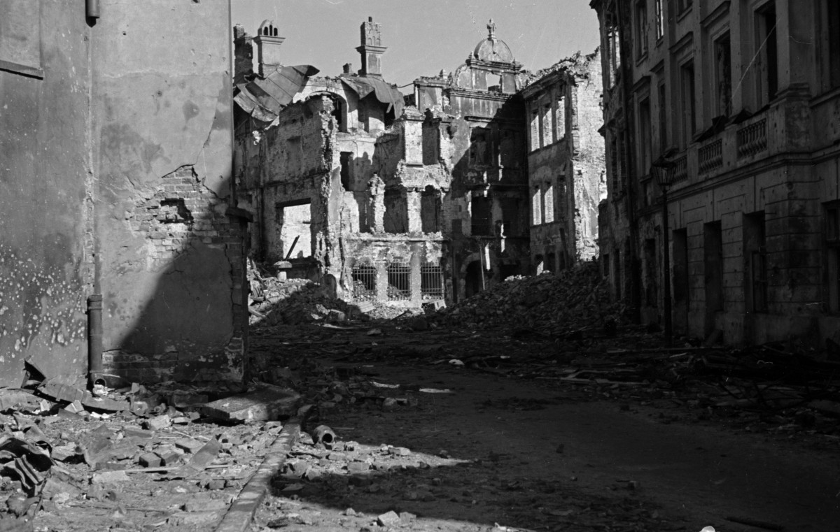 Zniszczone kamienice. Zrujnowana zabudowa miejska. Gruz na ulicach. Szkielety domów., skan 1