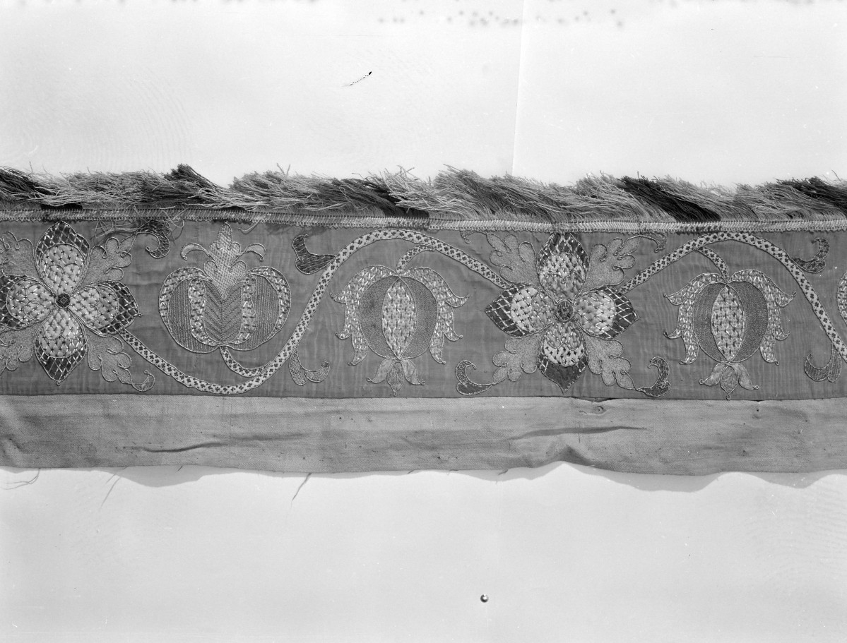 klasztor Benedyktynek - zbiory - materiał z haftem - fragment, skan 1