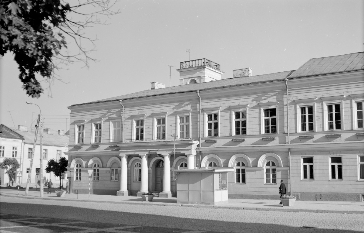 ratusz - widok ogólny od strony pl. Wolności, skan 1