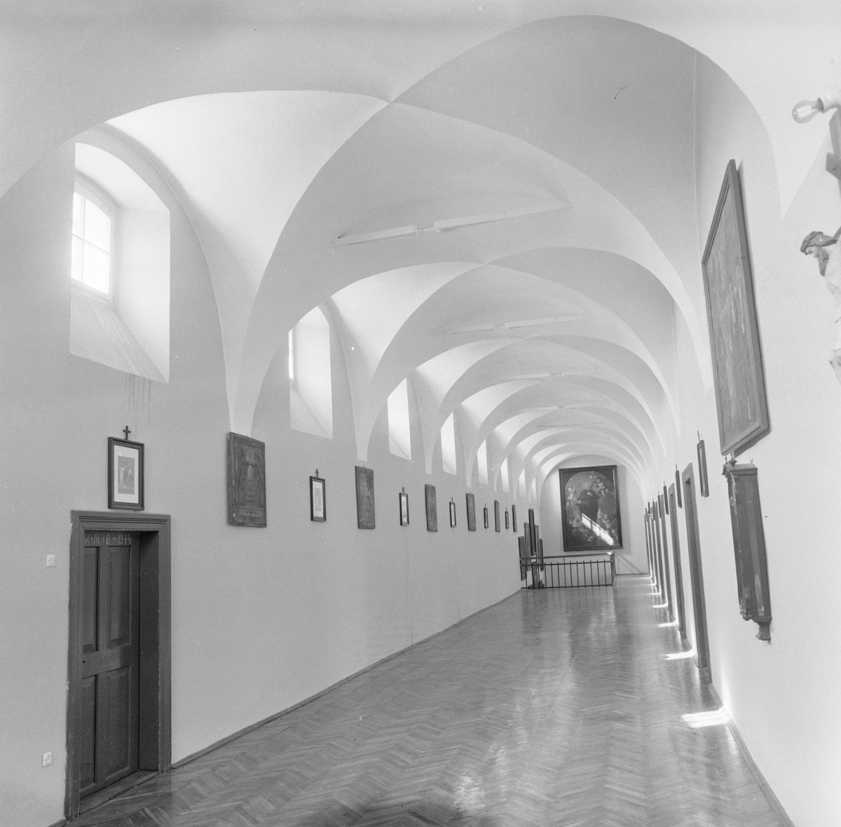 klasztor ss. Mniszek Benedyktynek - wnętrze - korytarz II piętra skrzydła zachodniego, skan 1