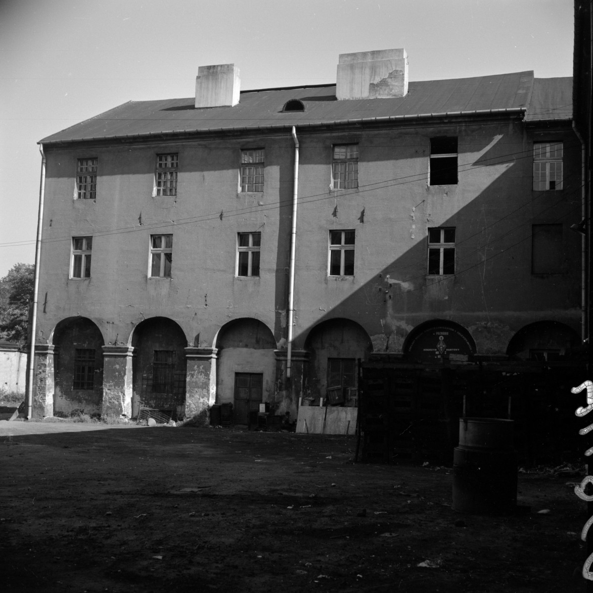 kościół klasztorny jezuitów pw. Nawiedzenia NMP - elewacja od strony dziedzińca, skan 1