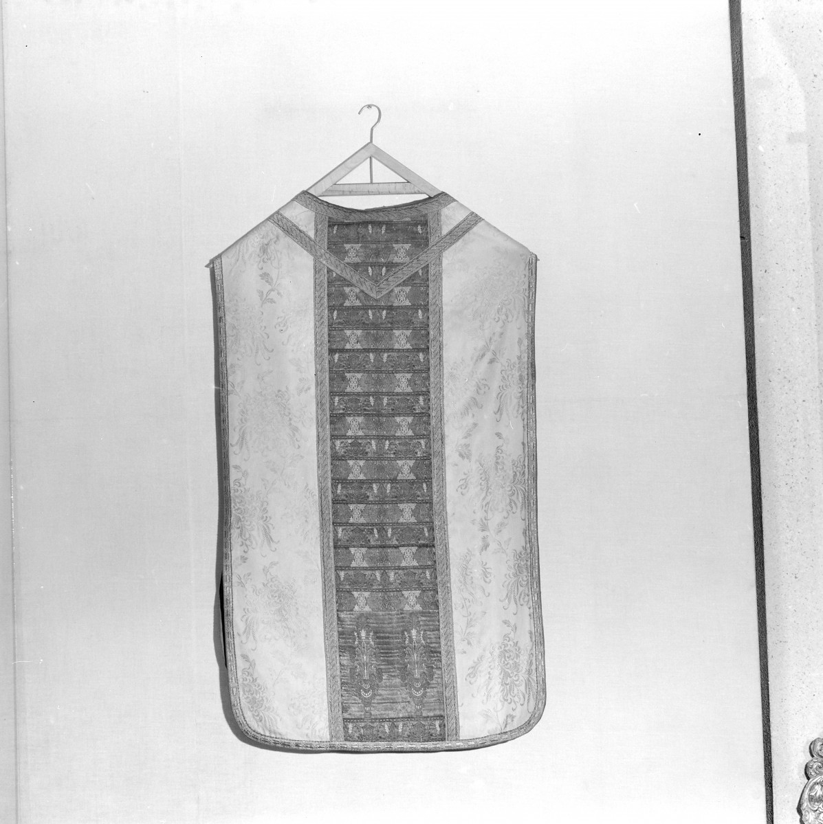 Skarbiec Katedralny - Ornat z makaty buczackiej. XIX wiek. Boki Polska ok. 1915-35. Całość, tył., skan 1