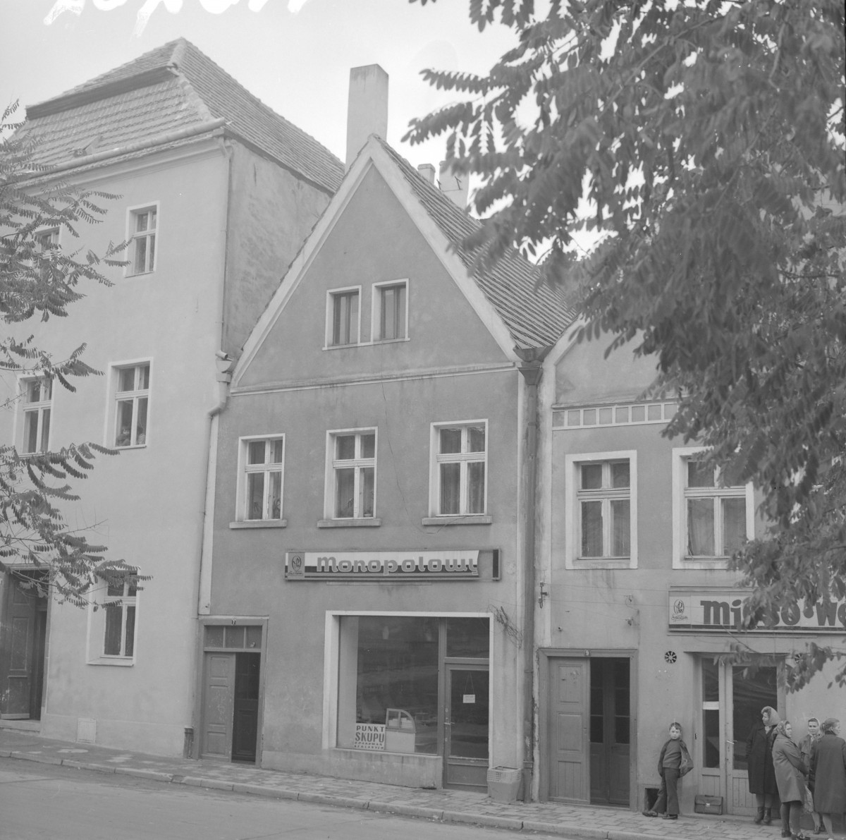 Zabudowa miejska, kamienice. Elewacje frontowe. , skan 1