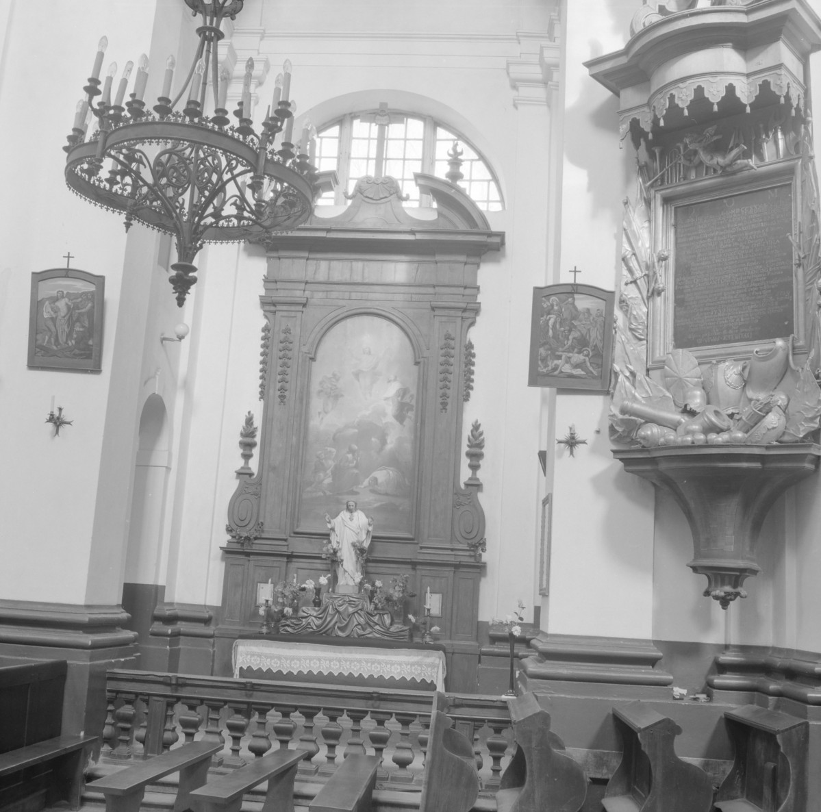Kościół św. Józefa Oblubieńca i św. Antoniego z Padwy - prezbiterium z bocznym ołtarzem. , skan 1