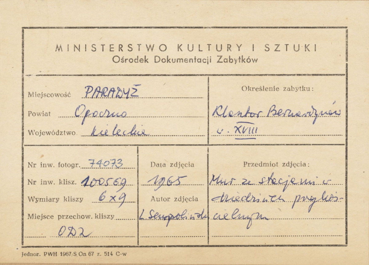 Zespół klasztorny - dziedziniec krużgankowy, widok na mur ze stacjami - metryczka
 , skan 1