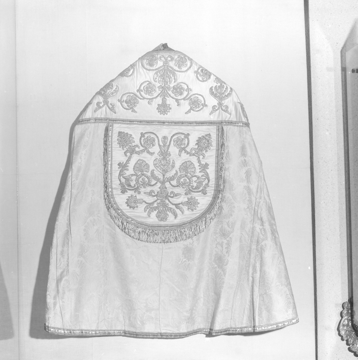 Skarbiec katedralny - kapa. Haft Polski 2 połowa XVII. Całość, tył., skan 1