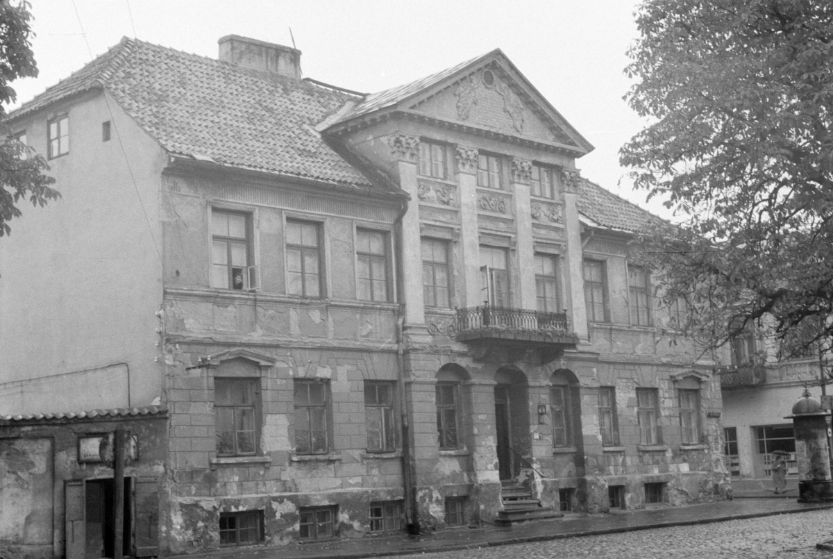 kamienica - detal architektoniczny, fronton, skan 1