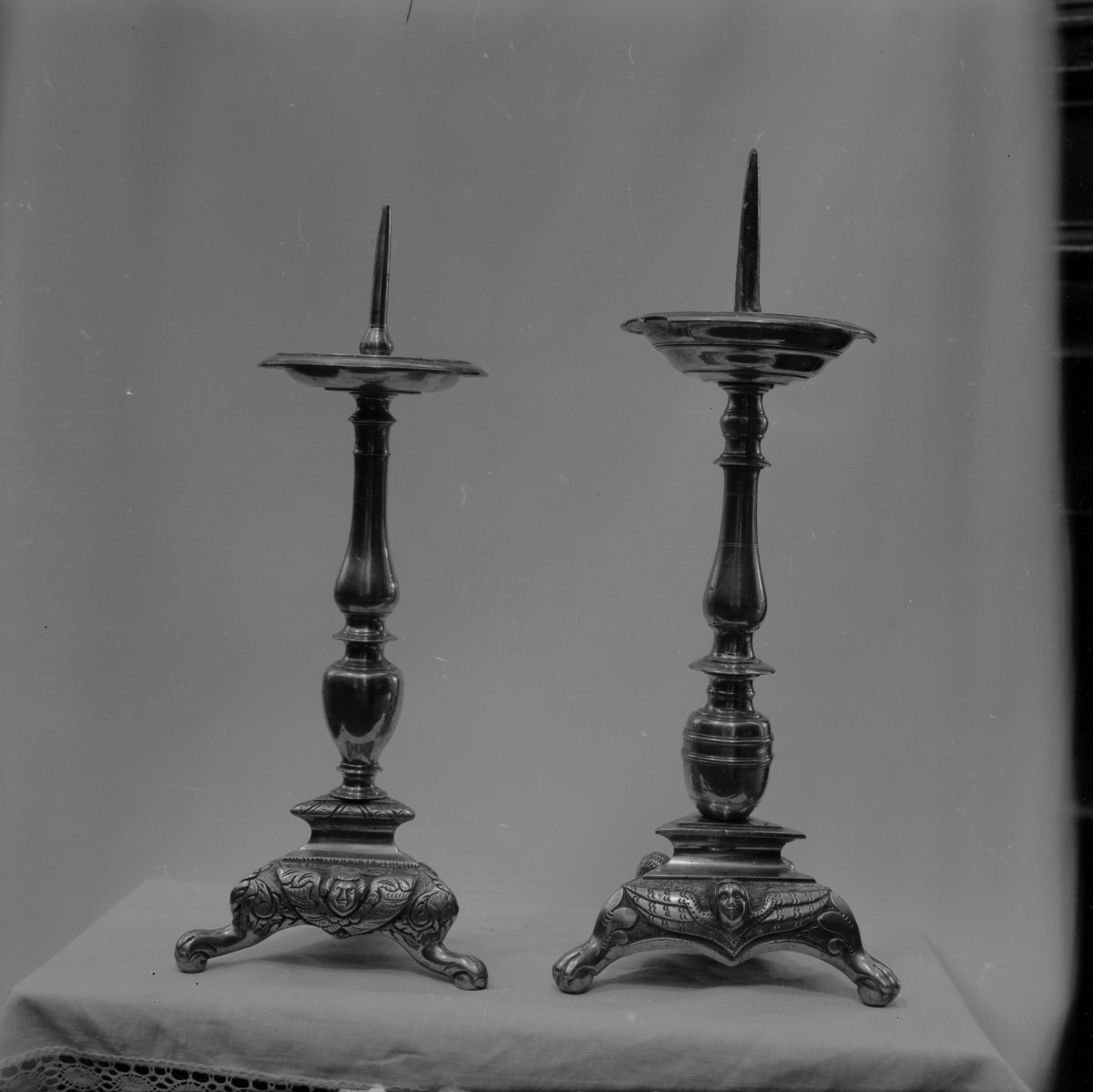 Bazyliki Wniebowzięcia NMP - wnętrze: lichtarze mosiężne z 1 połowy XVII wieku, skan 1