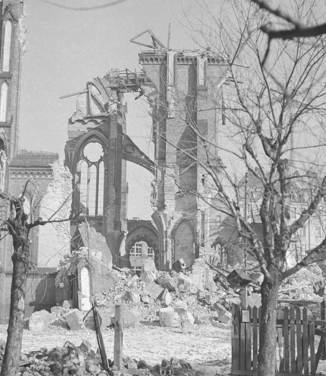 Parafia Katedralna pw. Św. Michała Archanioła i Św. Floriana Męczennika. Ruiny katedry z widocznymi maswerkami. , skan 1