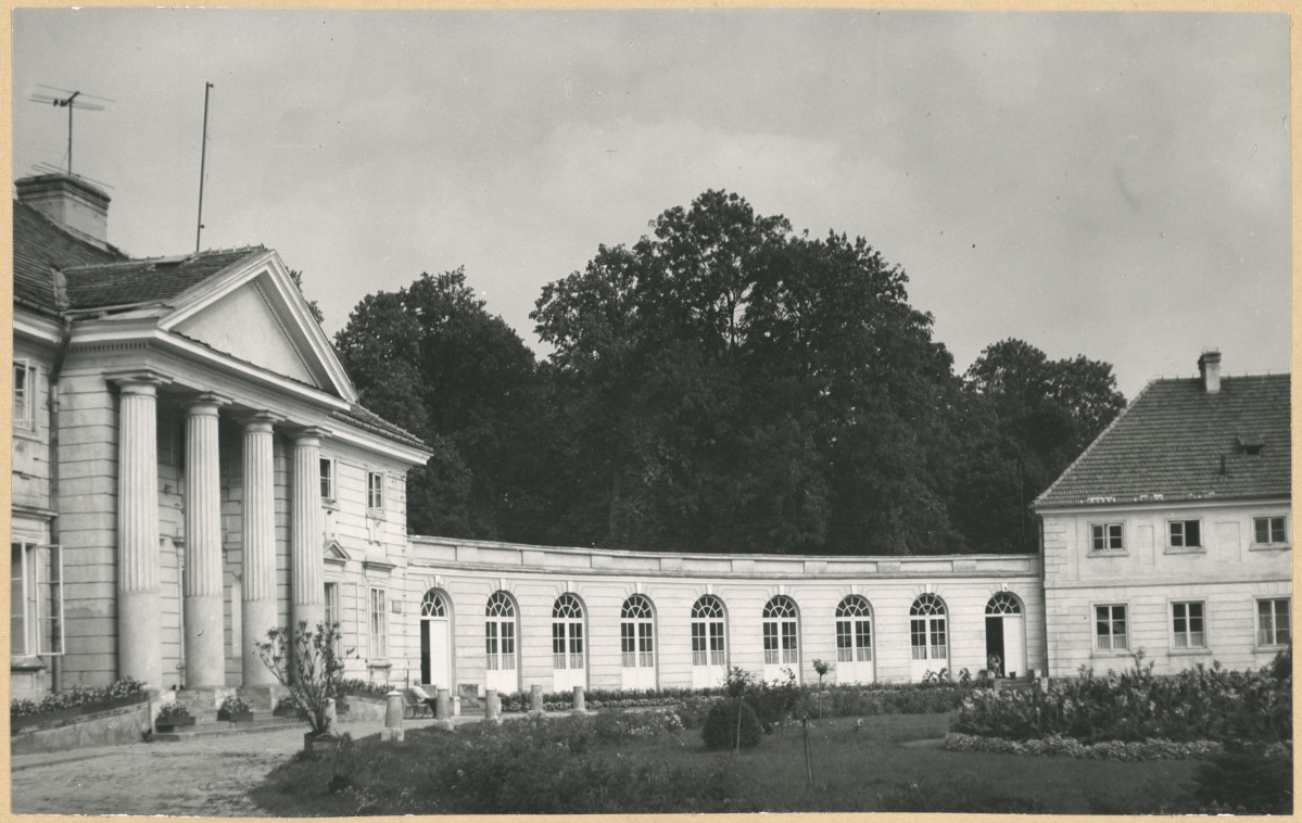 Zespół pałacowo - parkowy, pałac - portyk kolumnowy i galeria, skan 1