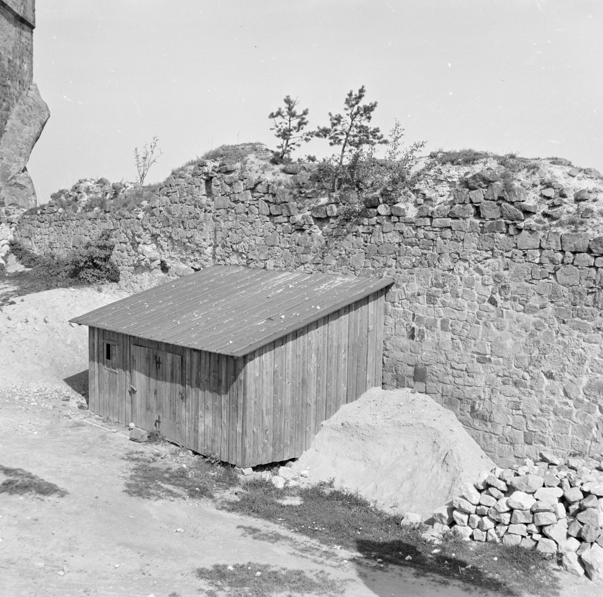 zamek Kamieniec - fragment murów strona wewnętrzna z budynkiem gospodarczym, skan 1