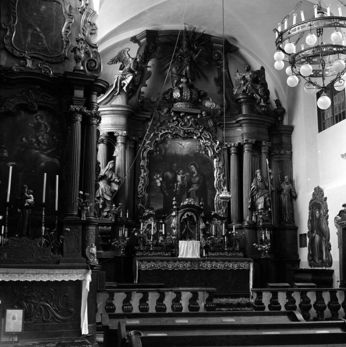 kościół św. Józefa i św. Piotra - wnętrze, ołtarz główny, skan 1
