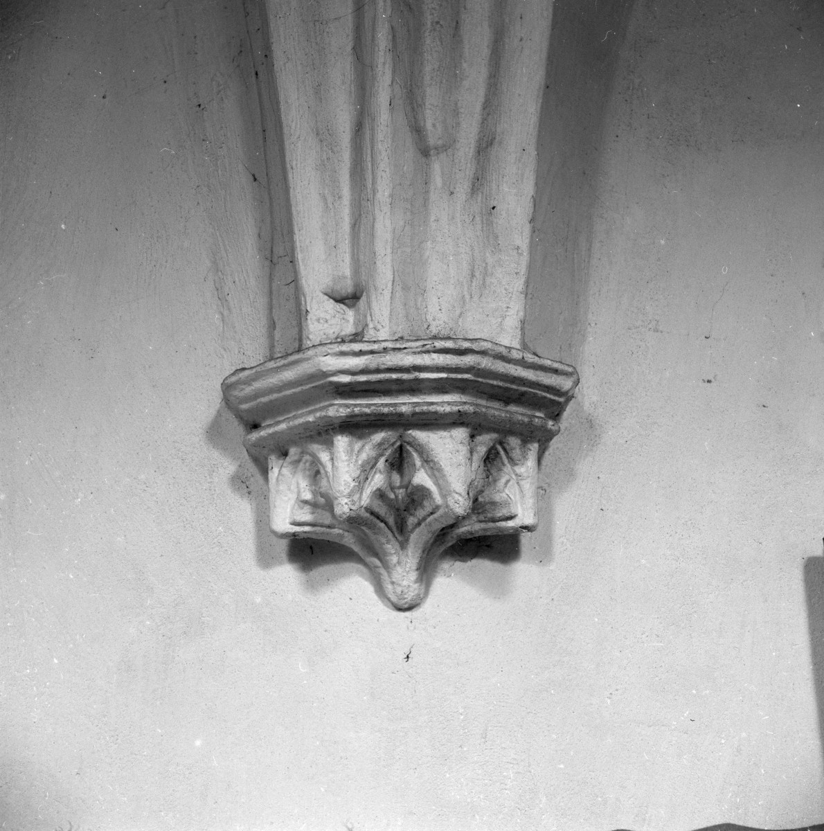 zespół klasztorny dominikanów, kościół pw. Najświętszej Marii Panny, obecnie galeria sztuki EL - wnętrze: krużganki, wspornik, skan 1