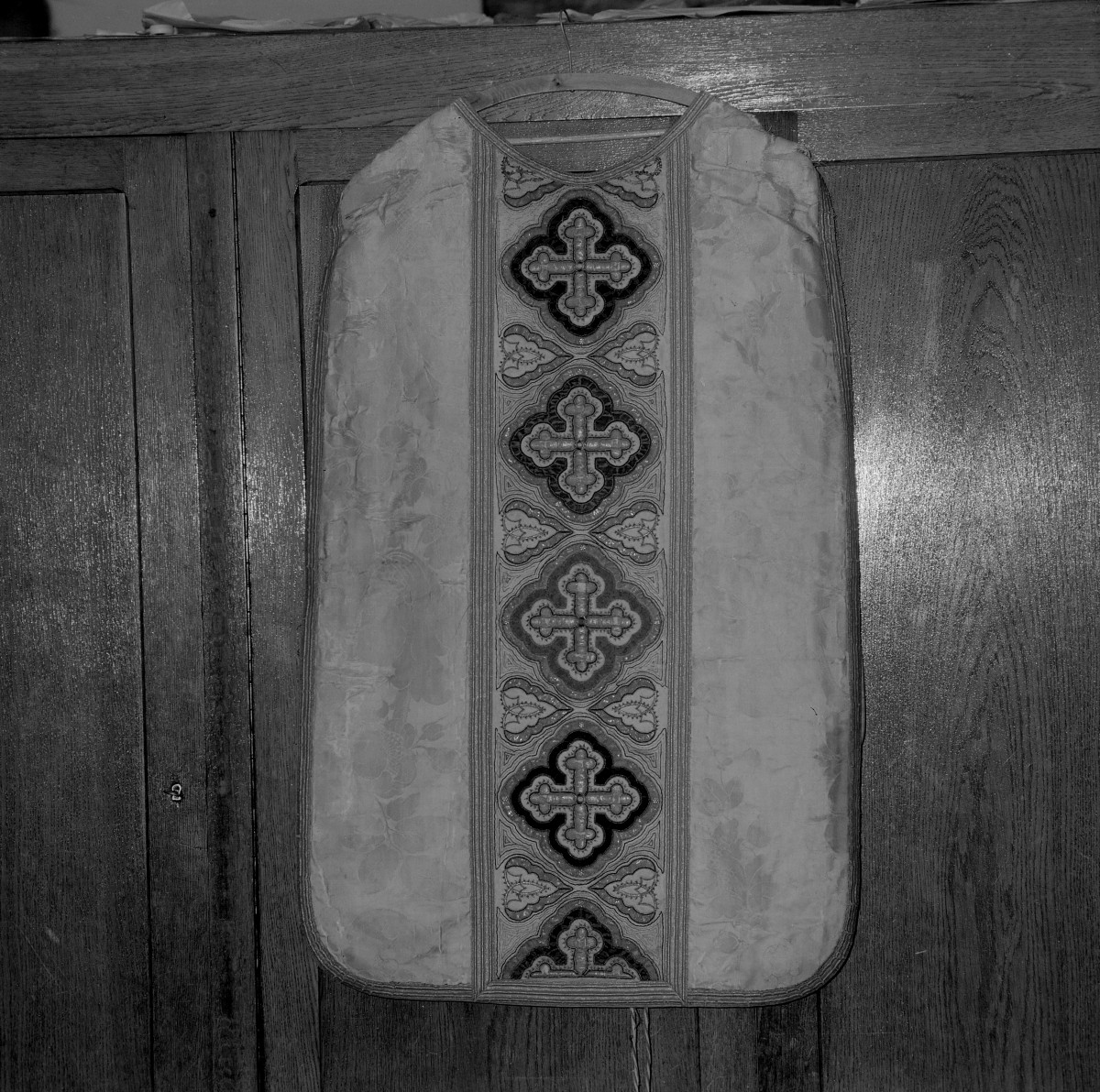 Kościół św. Katarzyny - ornat biały z krzyżami, skan 1