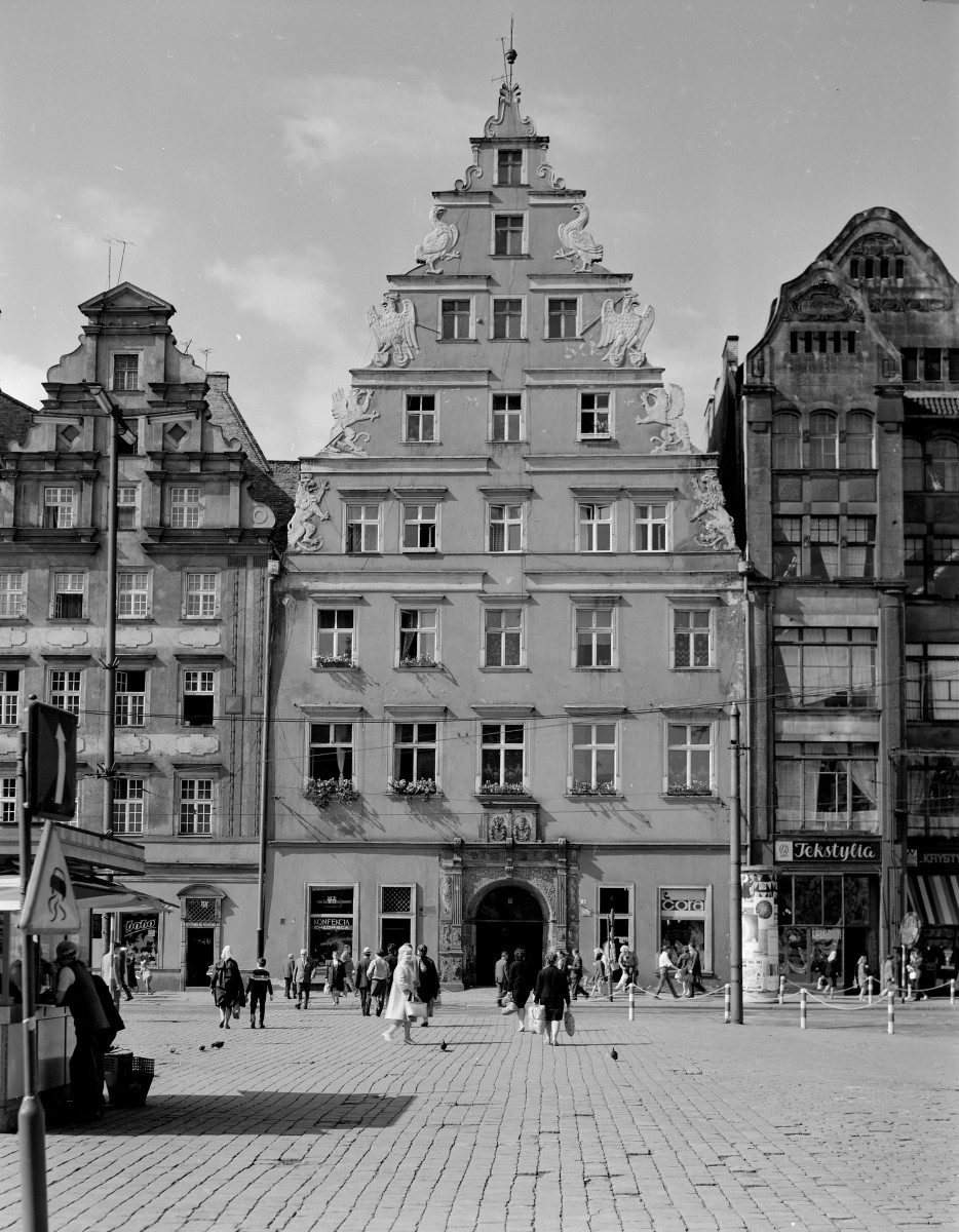 Rynek - kamienica "Pod Gryfami", elewacja frontowa z poratle, szczyt, skan 1