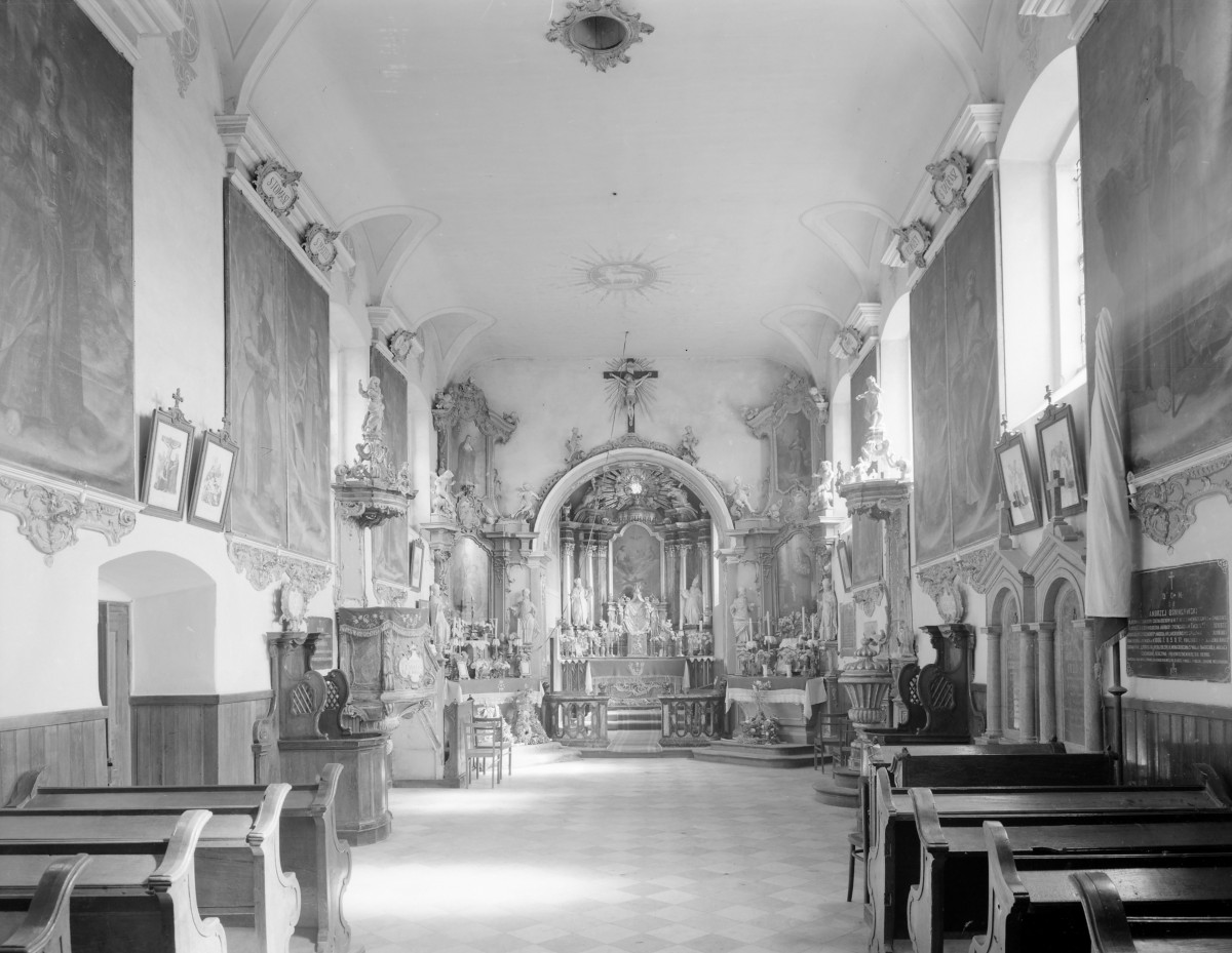 kościół parafialny pw. Świętej Trójcy - wnętrze: widok na prezbiterium, skan 1