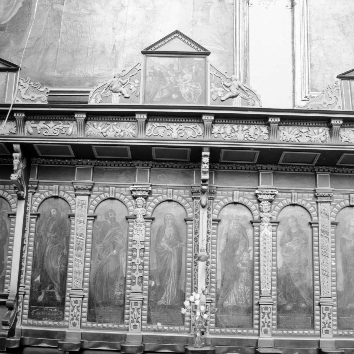 kościół Świętej Trójcy - wnętrze, stalle w prezbiterium, skan 1