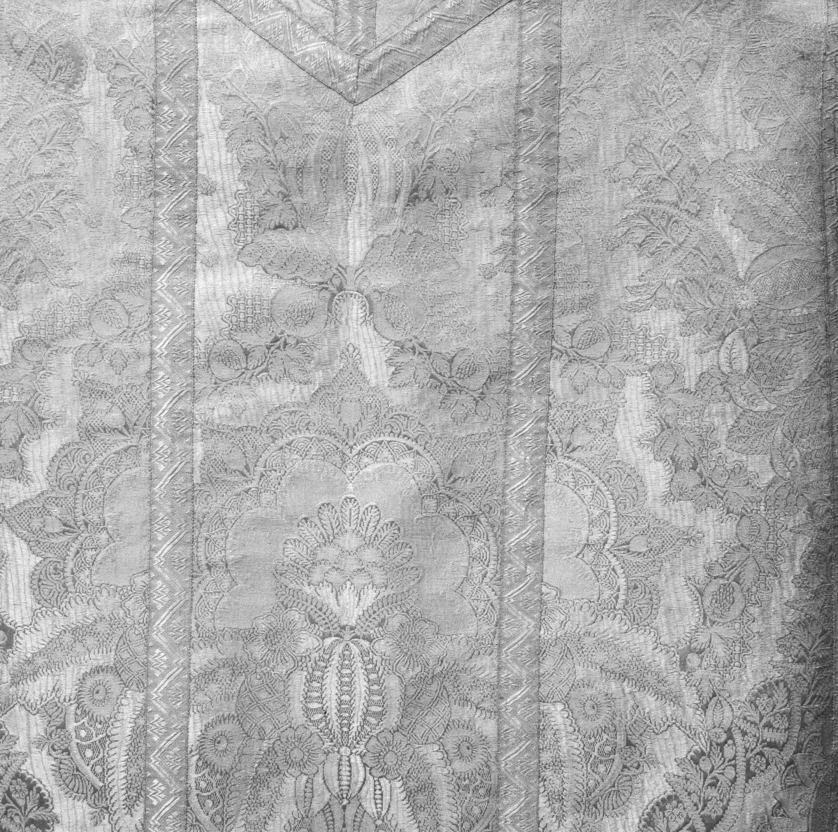 Skarbiec katedralny - Ornat z brokatu. Francja ok. 1715-1720. Fragment raportu wzoru z górnej części tyłu., skan 1