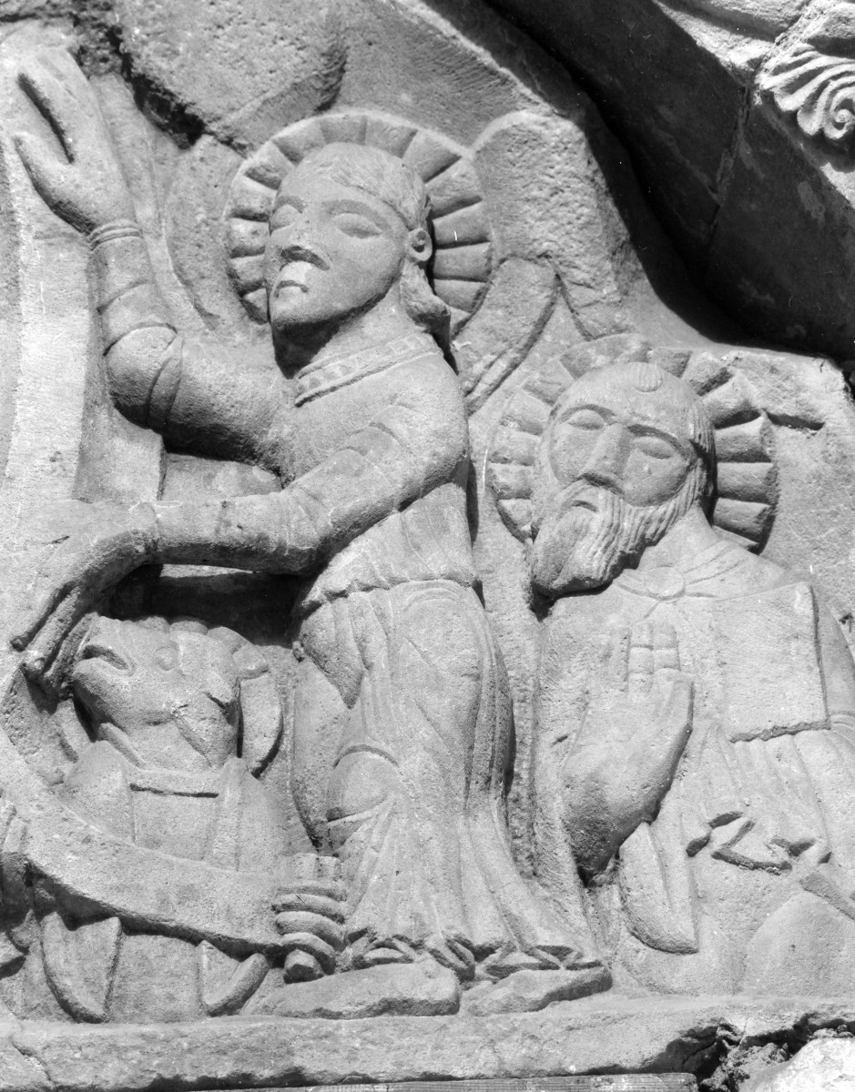 Kościół pw. Świętej Trójcy - detale portalu. Prawa częśc tympanonu., skan 1