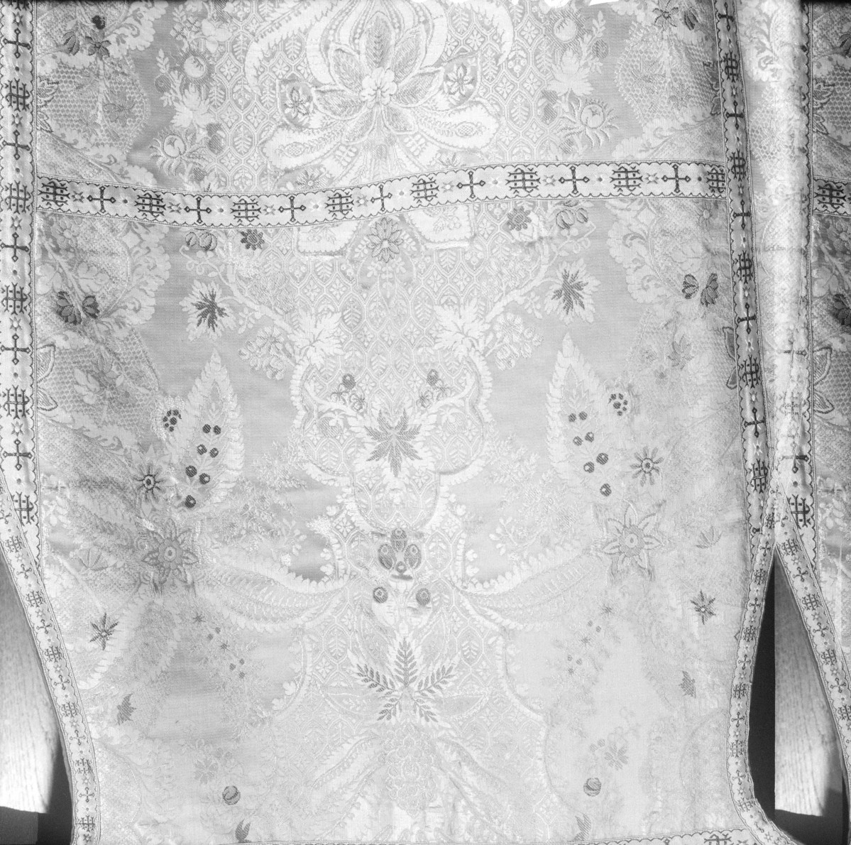 Skarbiec katedralny - Dalmatyka z lampasu. Francja ok. 1715-1720. Fragment raportu, wzór., skan 1